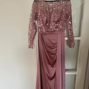 Mobilia klänning  - Köptes för 2500kr från Mobilia. Använd bara en gång. Kan skicka bild på hur den ser ut på:k)