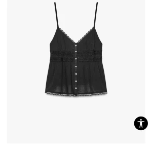 Svart spetsdetaljerad linnetopp från Zara - Säljer en svart linnetopp från Zara med fina spetsdetaljer längs kanterna och knappar framtill. Tunt material och smala axelband, perfekt för varma dagar eller lager på lager. Ej använd