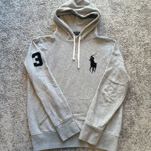 Ralph Lauren hoodie  - Säljer denna sällsynta Ralph Lauren hoodien med den stora loggan på bröstet och en stor svart siffra 3 på ärmen. Tröjan är i mycket bra skick hör av dig vid frågor!