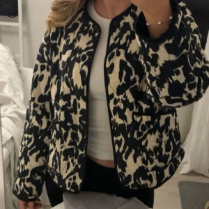 Snygg vår/sommar jacka! - Säljer en svartvit quiltad jacka från Zara! Jackan har rundad halsringning, lång ärm och två fickor framtill. Perfekt inför vår och sommar. Jackan är använd ett fåtal gånger å är därmed i väldigt bra skick! 💗