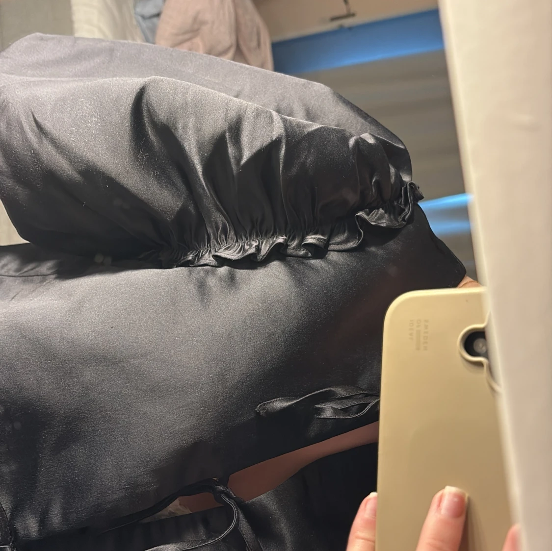 Svart satinblus med puffärmar och knytning - 2