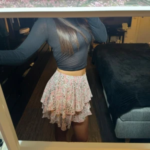 Rosa minikjol från Zara - Säljer en söt rosa minikjol från Zara. Storlek S och har shorts under.