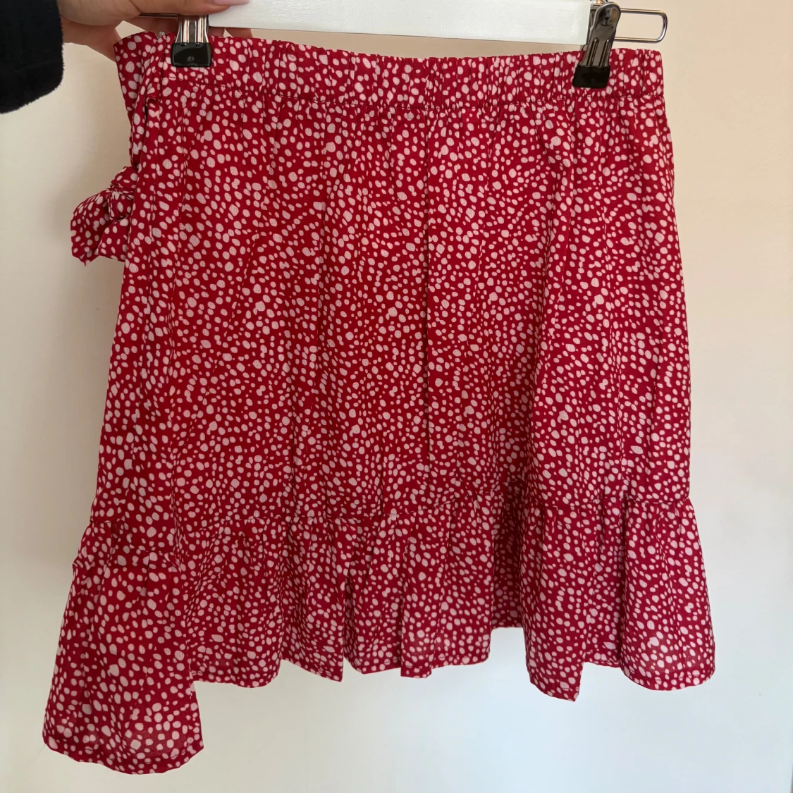 Röd kortkjol med vitprickigt mönster och volang - 1