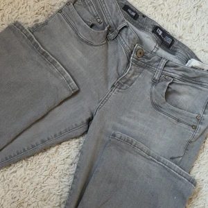 Grå Low Rise bootcut jeans från LTB - Säljer nu dessa jätte snygga Low Rise Boot Cut jeansen från Ltb pågrund av att de inte kommer till användning, de har används fåtal gånger och har inget slitage. Jenansen är normal i storleken och är perfekta till sommaren💕