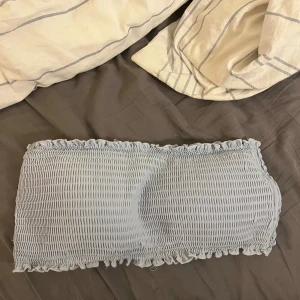 ljusblå bikinitopp - Säljer en ljusblå bikini.  Bikinin  är elastisk och har volangdetaljer upptill och nedtill. Perfekt för varma dagar och enkel att matcha med olika strand outfits.