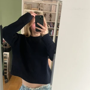 Mörkblå stickad tröja från H&M - Säljer en svart stickad tröja från H&M i storlek s.  Kommer inte till användning 🤍
