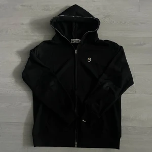Bape Hoodie - Riktigt fet svart bape hoodie i storlek L! Lite använd men fortfarande i väldigt bra skick🙌 Mer frågor privat!