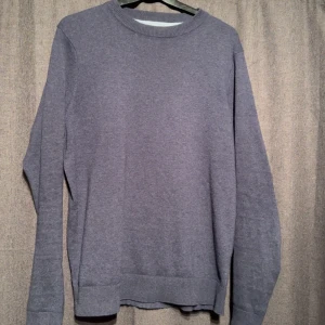 Mörkblå bomullströja med rund hals - Finstickad mörkblå tröja i merinoull. 100 men pris går att ändra. Fint skick perfekt för sommar och vår.