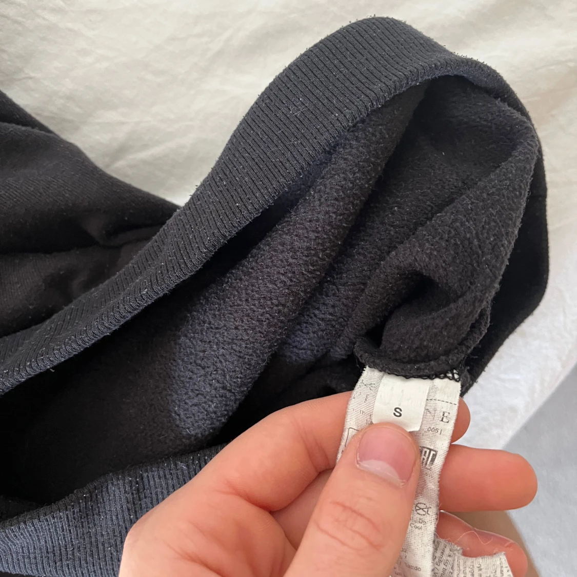 Svart hoodie med röd Deception-tryck - 2