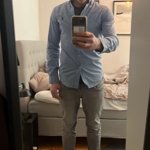 Ljusblå skjorta från Polo Ralph Lauren - Säljer en Ralph lauren skjorta i skönt material. Den är i väldigt bra skick och aldrig använd (bara testad). Jag är 176 och den är på gränsen på för liten för mig ( den är i storlek XS men passar S och M, från 160-175 ungefär).