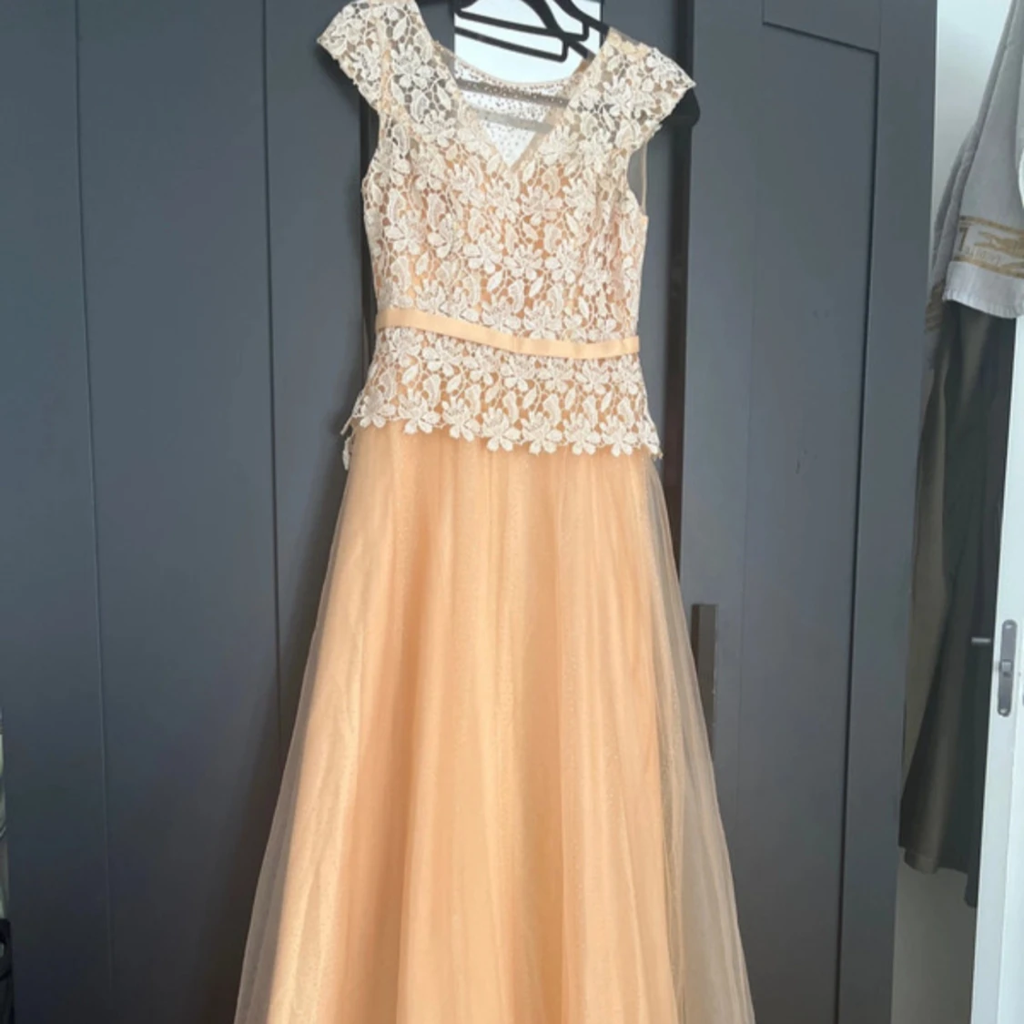 Champagnefärgad långklänning med spetsdetaljer - 1