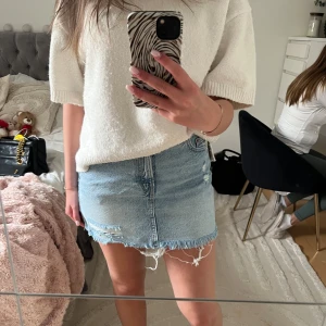 Jeanskjol - Ljusblå jeanskjol med slitningar på