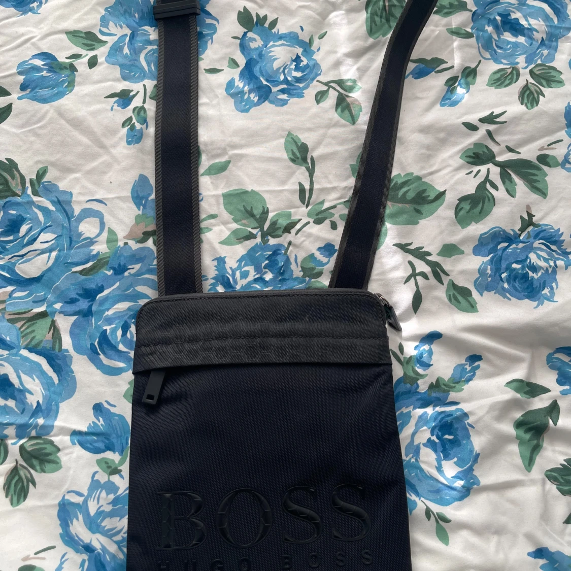 Svart axelväska från Hugo Boss - 1