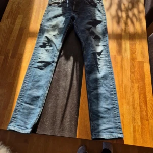 Jeans, 29, 32 - Herrjeans mellanblåa, från jack and jones. Storlekslappen säger 29, 32 finns bild. Jag har inte så bra koll på byxstorlekar så jag har lagt in en bild på deras storleksguide.  Dom är i fint skick! Notera att "skinn lappen" bak inte finns kvar. Finns bild på detta. Finns fler bilder att få. Alla kläder rollas innan de skickas då katt finns i hemmet!🐈  #jeans #herrjeans #jackandjones