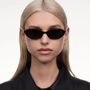 Chimi Ellipse Black - Snygga svarta solglasögon med smal båge och ovala, mörka linser. Glasögonen har en minimalistisk design och passar perfekt till en trendig stil. Från Chimi helt oanvända. 