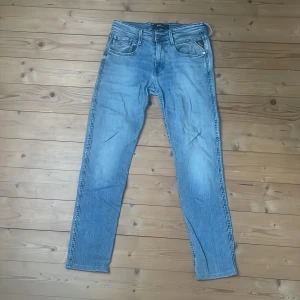 Replay anbass - Tvär feta Replay anbass i storlek 30/32 i en unik och cool ljusblå färg. De är i fint skick förutom ett lite större och två små hål där bak vid rumpan
