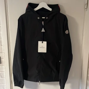 Moncler Windbreaker  - Tja! Säljer en riktigt fet Windbreaker utav Moncler, den är i storlek 3 som motsvarar storlek L, den är i färgen svart, den är i fint skick inga skador på den, perfekt nu till sommaren att ha över en t-shirt, skriv om ni har några frågor eller funderingar🙌🙌