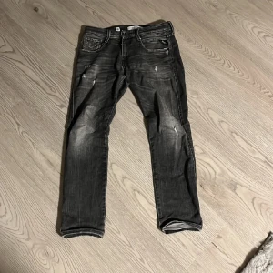 Replay Jeans - Snygga svarta jeans från Replay med en cool tvättad look och slitningar. Skick 7/10, är ett hål på benet som ska vara där. Priset är inte riktigt bestämt.