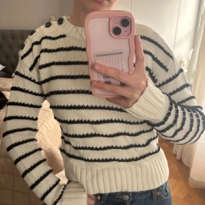 Randig tröja  - Super snygg stickad randig tröja! Perfekt till sommaren☀️