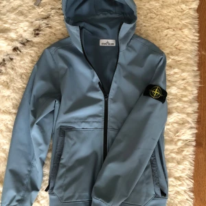 Stone island jacka - Stone island jacka i storlek S, perfekt till regnväder eller kyligare dagar. Knappast använd och har inte heller några tecken på skador! Hör gärna av er för mer frågor 