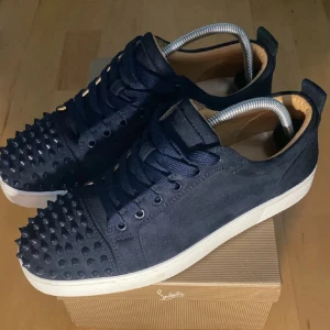 Blåa Louboutin. - Säljer mina snygga skor från Louboutin i mörkblå färg. Väldigt bra skick, förutom att två nitar har ramlat av. Allt og ingår, skriv vid fundering.