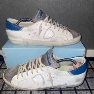 Phillipe Model Skor - Säljer ett par snygga Phillipe model skor i storleken 45. Skicket är 8,5/10 och säljer de för 1799kr. Priset är ej hugget i sten och tveka inte att fråga om fler bilder osv.😁