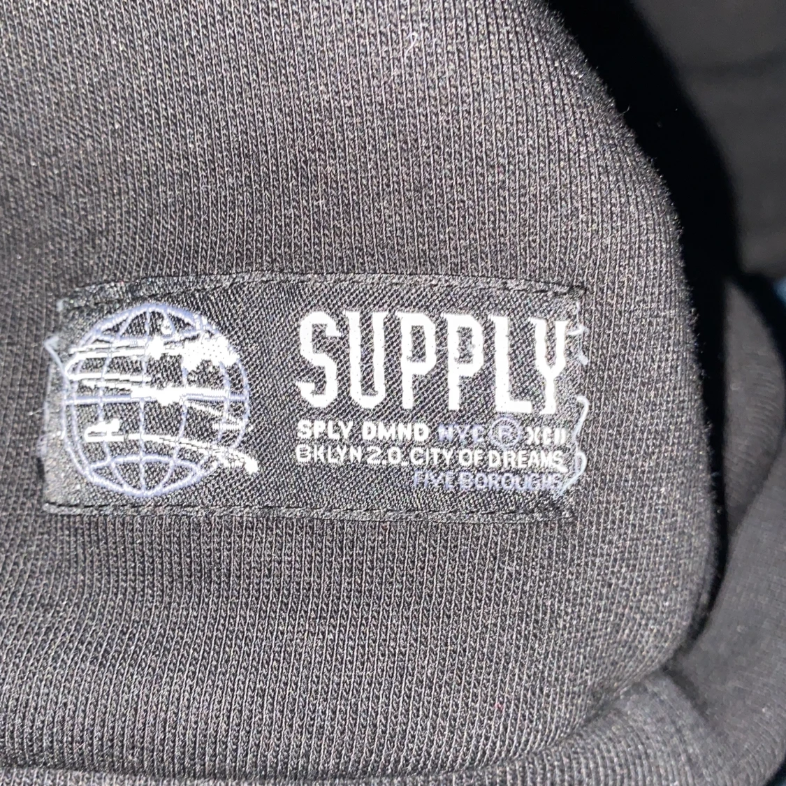 Svart hoodie från Supply & Demand - 2