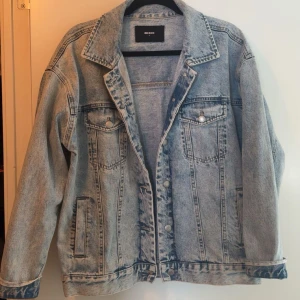 Jeans jacka  - Säljer min jeans jacka från bikbok i storlek S!🩷