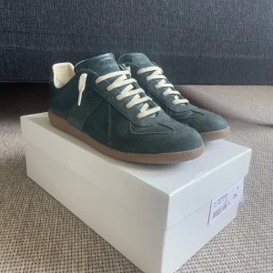 Maison margela  - Maison margela skor i färgen mörk grön. Defekt syns på sista bilden. Skriv vid minsta fundering eller om mer bilder behövs 