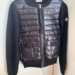 Moncler cardigan  - Säljer vidare min finacardigan jacka som är helt ny, har inte kommit till användning då jag har för många jackor 😇🌸 storlek 1. QR kod inuti jacka finns och garanterar äkthet 🩷