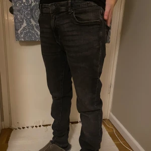 Svarta jeansbyxor med normal passform - Säljer ett par mörkgrå jeans ifrån Jack & Jones som är i storlek 176 (16 år). Modellen är Slim GLENN. De har inga skador. Om du har en fråga är det bara att skriva✌️😁
