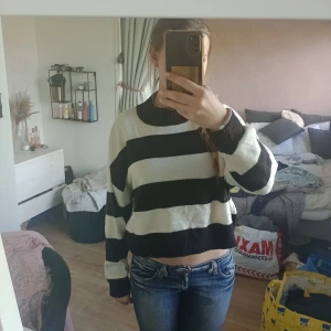Randig stickad tröja  - Svart och vit randig stickad tröja från H&M - Divided.  Fint skick utan fläckar! Den är i strl. L men jag skulle säga att den passar strl S. 