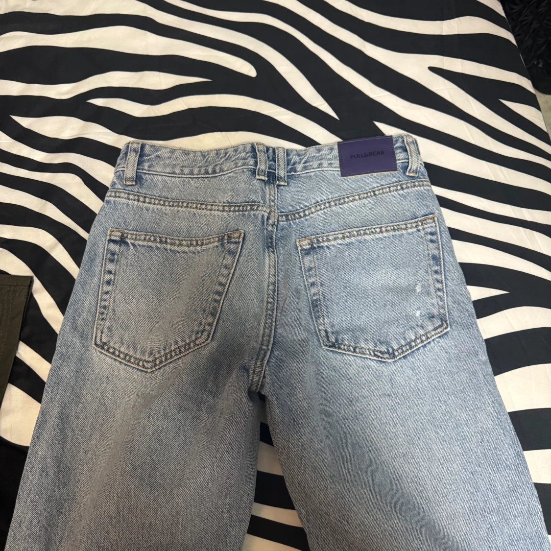 Ljusblå jeansbyxor från Pull&Bear - 3