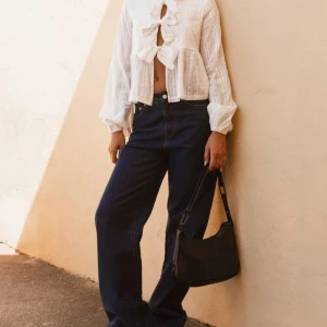 Peppermayo blus - En jättefin vit blus men knyten, jättefin och perfekt nu till våren och sommarens kvällar🫶🌅Den har prislapp kvar, endast provad en gång☺️