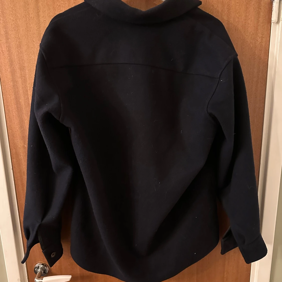 Svart overshirt med knappar - 1