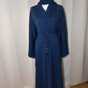 Midnight abaya - 🤍Finns sista storlek i 54, ingår chiffong hijab och bälte