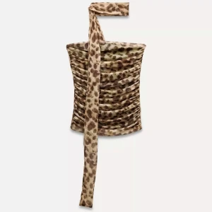 Leopardmönstrad one shoulder topp - Säljer en trendig leopardmönstrad topp med one shoulder och lång knytband över axeln. Toppen har en tight passform och är perfekt för dig som vill sticka ut. Materialet är mjukt och stretchigt för en bekväm känsla. Lappar kvar.