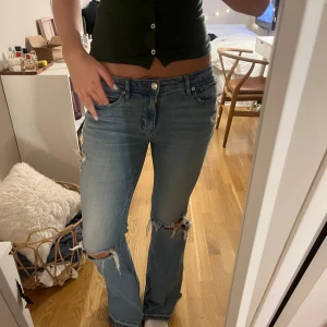 American eagle jeans med slitningar  - Super snygga ljusblå jeans med slitningar! Kommer dock inte till användning längre, pris kan diskuteras! Jag är 178. 