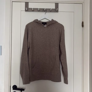 Grå-Beige hoodie från NEXT - Säljer en beige hoodie från NEXT i storlek S. Tröjan har en klassisk huva och långa ärmar, perfekt för en avslappnad stil. Mjuk och skön, passar till många olika outfits. Helt ny använd en gång! sitter som en S/M. Köpt för runt 800kr säljer för 250kr💯
