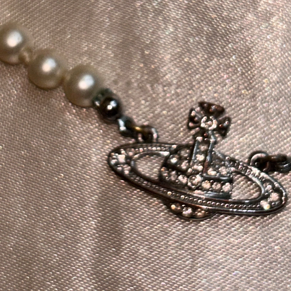 Pärlhalsband med silverfärgat Vivienne Westwood-hänge - 2