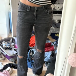 Svarta jeans med hål  - Säljer ett par svarta jeans med hål vid knäna. Jeansen är lågmidjade💕 Jeansen har normal passform men är tyvärr för små för mig!