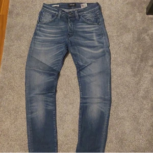Jack and Jones jeans - Skit feta J&J jeans med riktigt snygg tvätt! I princip nya då dom aldrig använts | hör av er för fler frågor och funderingar!