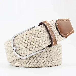 Beige flätat bälte  - Snyggt beige flätat bälte med silverfärgat spänne och bruna läderdetaljer vid spännet. Perfekt accessoar för att lyfta din outfit med en stilren och modern touch.