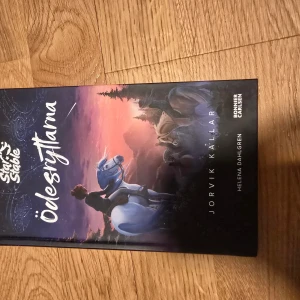 Star Stable: Ödesryttarna - Jorvik kallar - Säljer boken 'Star Stable: Ödesryttarna - Jorvik kallar' av Helena Dahlgren. En fantasybok med hästtema, hård pärm och färgstarkt omslag med illustration av ryttare och hästar i magisk miljö. Perfekt för dig som gillar äventyr och magi.