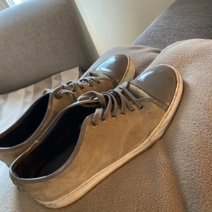 Beiga lanvins med grå tå - (Kommer med boxen och påsarna)