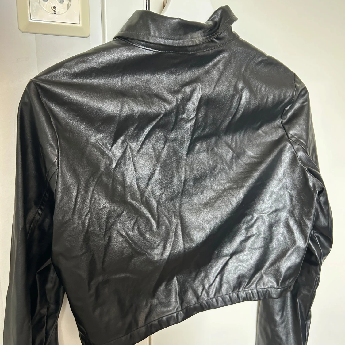 Svart kort skinnjacka med silverknappar - 3