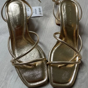 Guldiga klackar - Helt oanvända skitsnygga guldiga klackar köpa på Asos⭐️