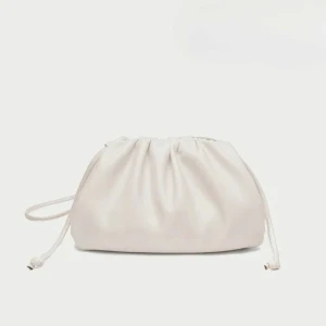 Vit clutch - Säljer denna vita clutch som är perfekt till balen men också andra tillfällen. Den är helt oanvänd och är från ett märke som heter Raffinato. Nypris 500kr men säljer för 299kr