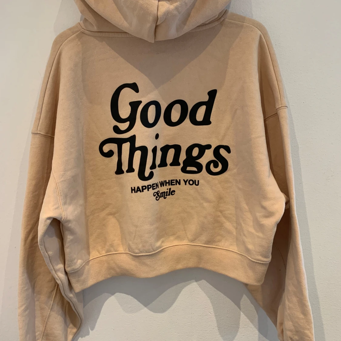 Beige hoodie med tryck 'Good Things' - 1