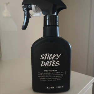 Sticky Dates Body Spray från Lush - Sticky Dates Body Spray från Lush . Det är 200 ml! Har sprejat 1 gång men den faller mig inte o smak
